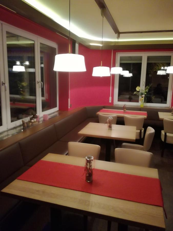Hotel Gaststaette Peperoni Biberach an der Riß Esterno foto